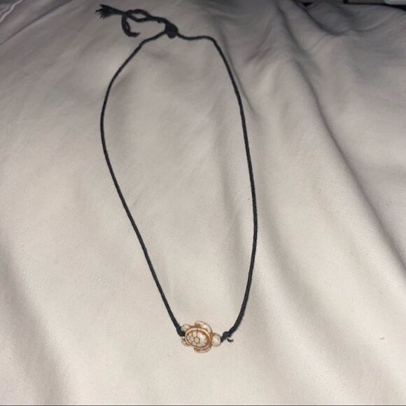 White Turtle Choker - Picture 2 of 3